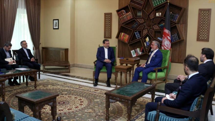 Seyed Abás Araqchi, viceministro de Exteriores de Irán, y el presidente Ejecutivo de Afganistán, Abdolá Abdolá, se reúnen en Kabul, 5 de enero de 2018.