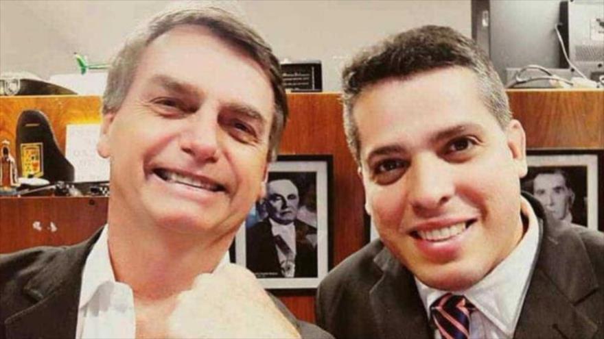 El presidente de Brasil, Jair Bolsonaro (izda.), junto con Rodrigo Amorim, el diputado estatal más votado de la ciudad brasileña de Río de Janeiro.