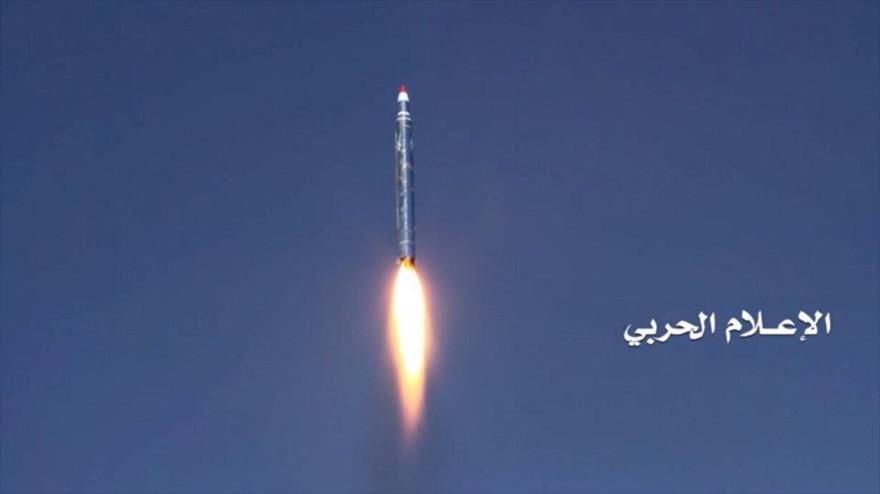 Un misil de fabricación yemení, modelo Badr-1, lanzado por las fuerzas de Yemen contra posiciones de los soldados saudíes.