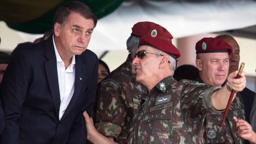 El general del Ejército brasileño, Luiz Eduardo Ramos Baptista Pereira, habla con el presidente Jair Bolsonaro, 24 de noviembre de 2018. (Foto: AFP)