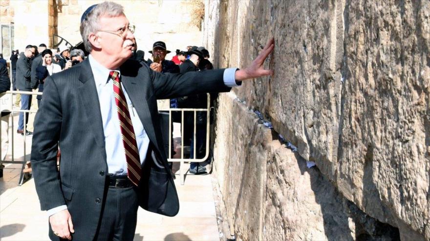 El asesor de Seguridad Nacional de EE.UU., John Bolton (izq.), visita el Muro de las Lamentaciones de la ciudad de Al-Quds (Jerusalén), 6 de enero de 2019.