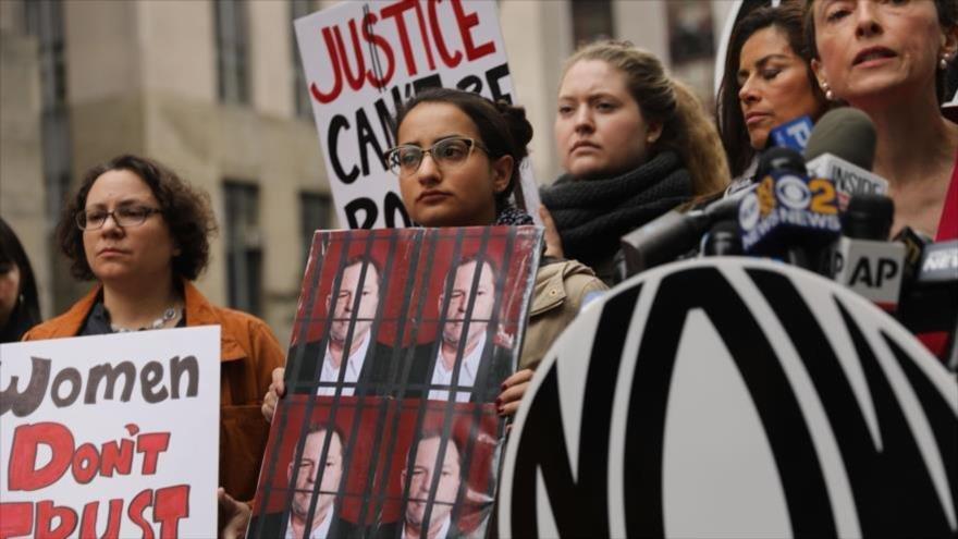 Miembros de la Organización Nacional para las Mujeres se manifiestan frente a la corte criminal de Manhattan (Nueva York), 13 de octubre de 2017.
