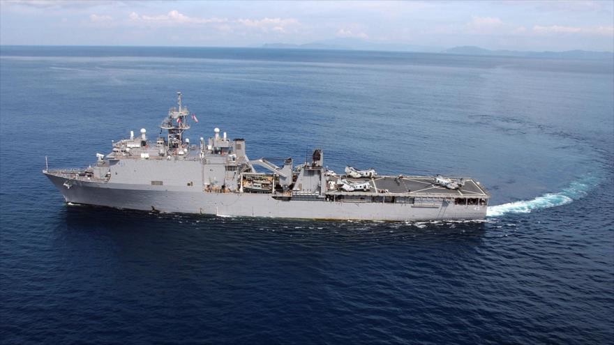 Un helicóptero del Cuerpo de Marines de EE.UU. se prepara para despegar del buque estadounidense USS Fort McHenry.