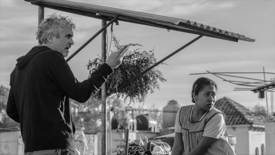 El director Alfonso Cuarón en el rodaje de la película con la protagonista Yalitza Aparicio.