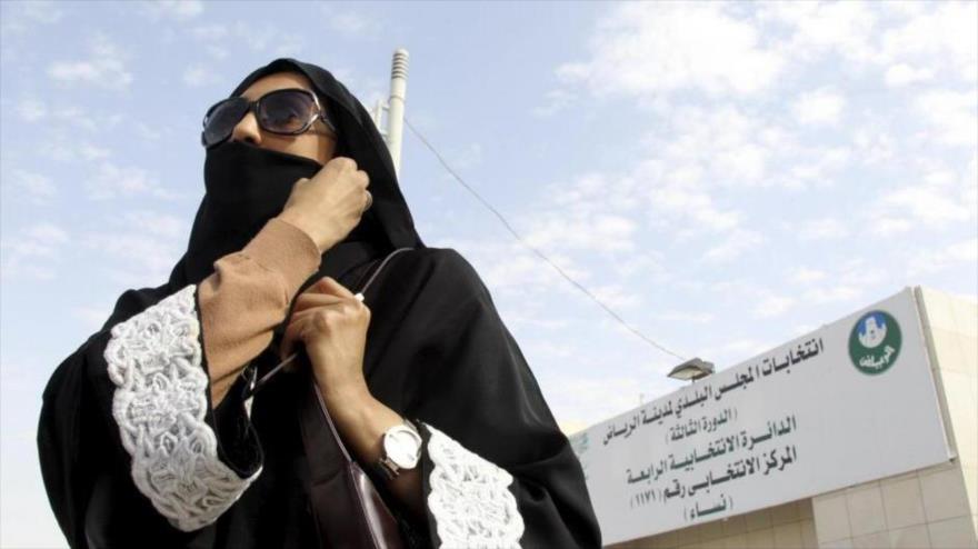Una mujer saudí tras votar en las elecciones municipales en Riad, capital de Arabia Saudí, 12 de diciembre de 2015. (Fuente: Reuters)