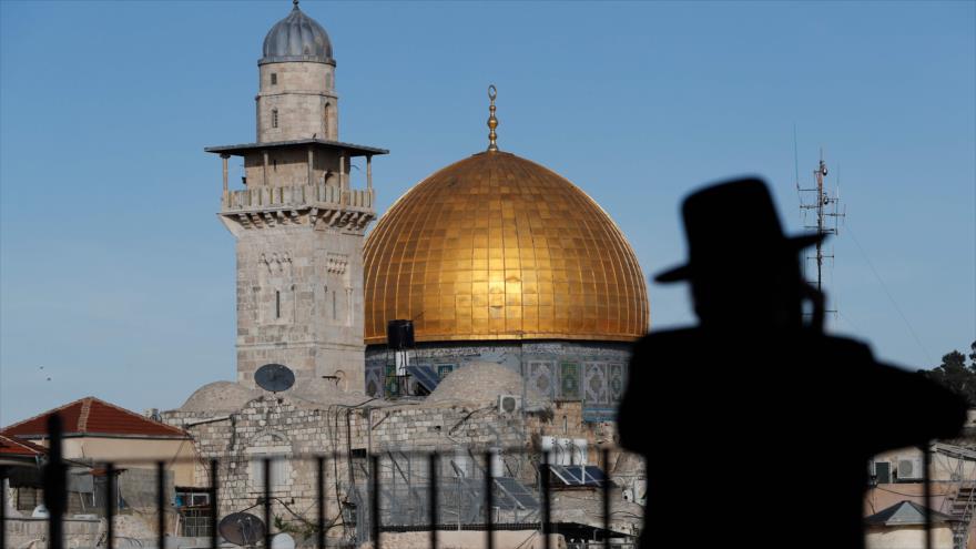 Un judío ultraortodoxo observa la Cúpula de la Roca de la Mezquita al-Aqsa, en la ciudad de Al-Quds (Jerusalén), 20 de noviembre de 2018. (Foto: AFP)