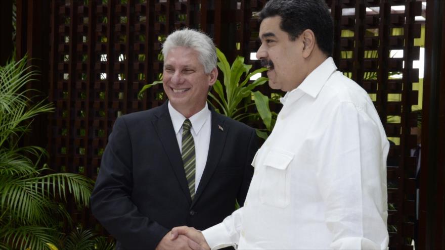 El presidente cubano, Miguel Díaz-Canel (izda.), y su par venezolano, Nicolás Maduro, en La Habana, 14 de diciembre de 2018. (Foto: AFP)