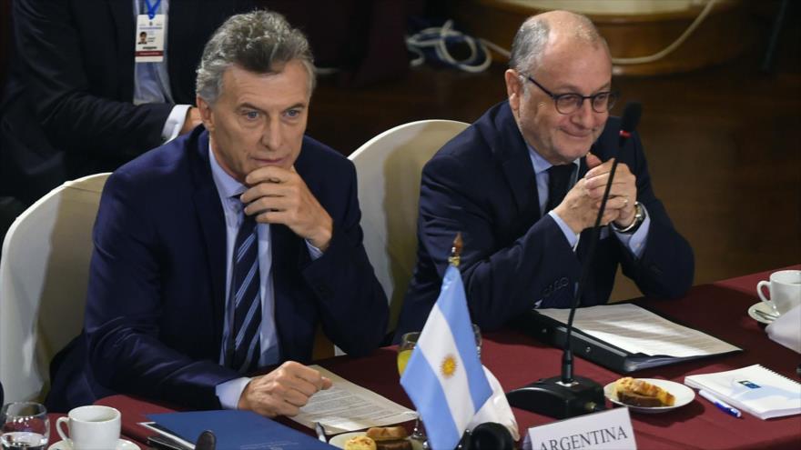 El presidente argentino, Mauricio Macri (izq.), y su ministro de Relaciones Exteriores, Jorge Faurie, en Montevideo, 18 de diciembre de 2018. (Foto: AFP)