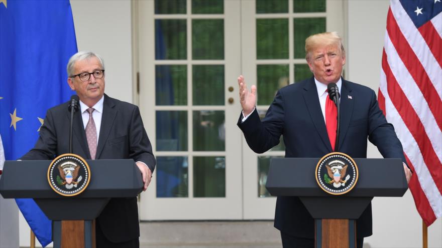 El presidente de EE.UU., Donald Trump (dcha.), y el presidente de la Comisión Europea, Jean-Claude Juncker, en la Casa Blanca, 25 de julio de 2018. (Foto: AFP)