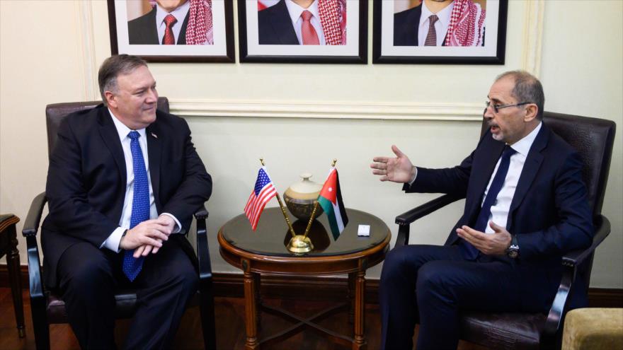 El canciller jordano, Ayman al-Safadi (dcha.), se reúne con su par de EE.UU., Mike Pompeo, en Amán, 8 de enero de 2019. (Fuente: AFP)