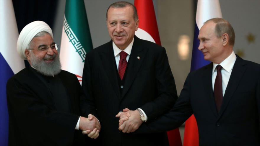 El presidente tuco, Recep Tayyip Erdogan (centro), junto con sus pares de Irán, Hasan Rohani (izda.) y de Rusia, Vladimir Putin, 4 de abril de 2018.
