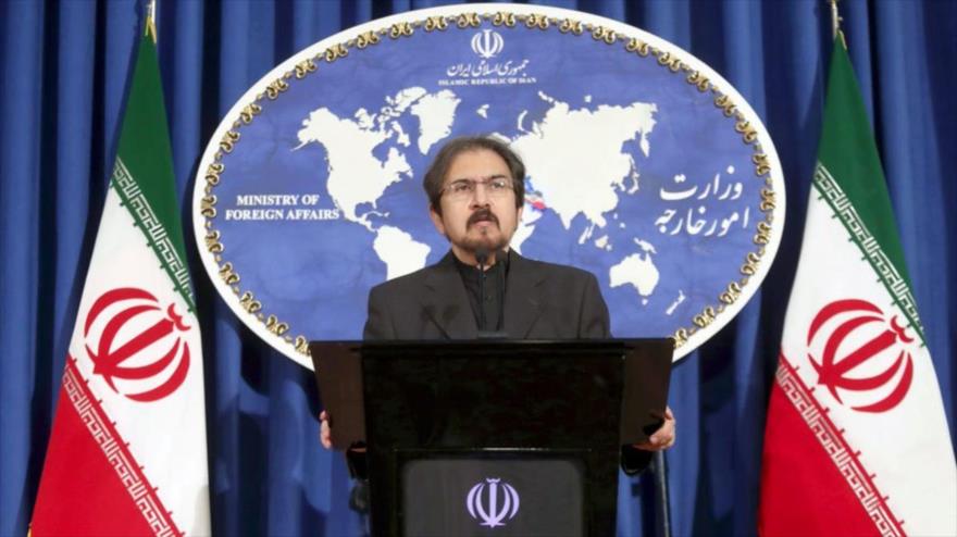 El portavoz de la Cancillería de Irán, Bahram Qasemi, habla en una rueda de prensa en Teherán, capital persa.