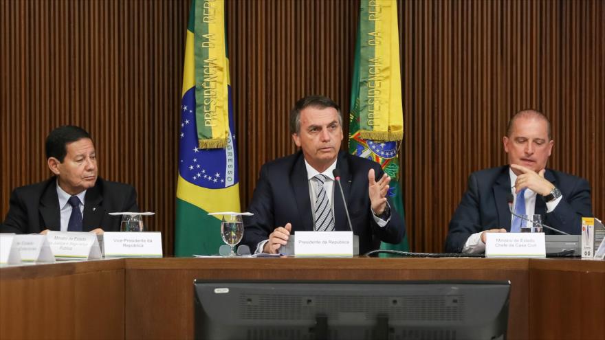 El presidente de Brasil, Jair Bolsonaro (centro), habla en una reunión con su Gabinete en el Palacio Planalto, 3 de enero de 2019. (Foto: AFP)