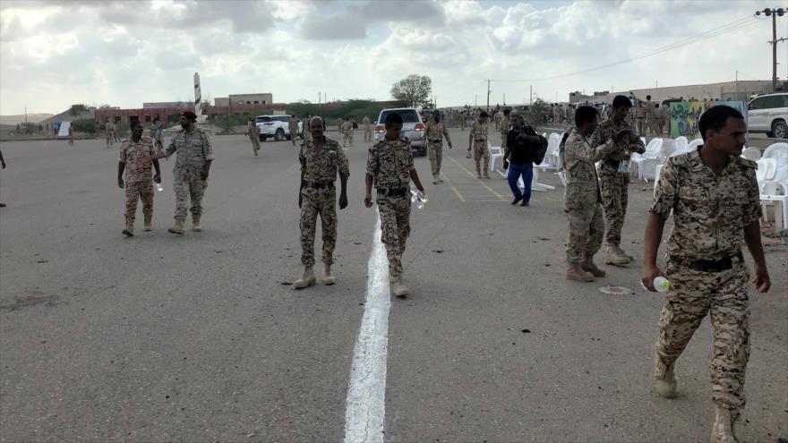 Los soldados inspeccionan la escena de un ataque con drones de Ansarolá en un desfile militar, 10 de enero 2019. (Foto: Reuters)