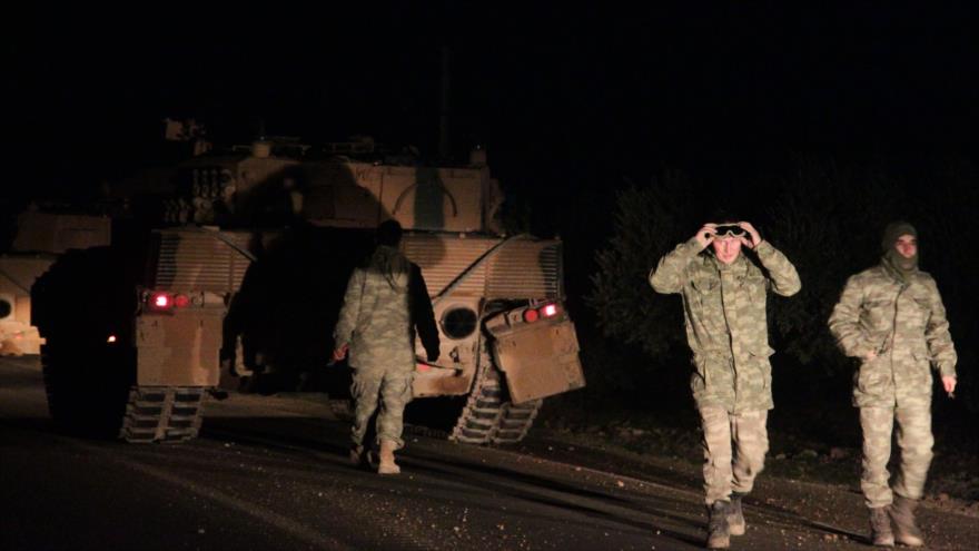 Las tropas turcas se reúnen cerca de la ciudad fronteriza de al-Rai, en el norte de Siria, 25 de diciembre de 2018. (Foto: AFP)