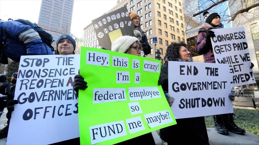 Trump causa catástrofe por impago a 800 mil empleados federales | HISPANTV