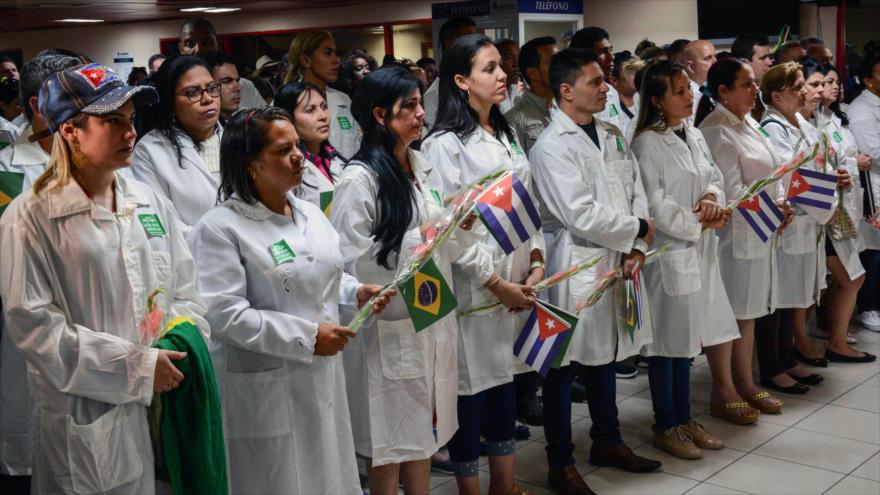El primer grupo de médicos que llegó de Brasil a Cuba, Aeropuerto Internacional José Martí en La Habana, 23 de noviembre de 2018. (Foto: AFP)
