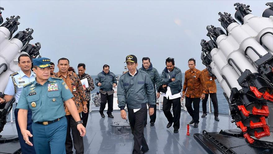 El presidente de Indonesia, Joko Widodo (centro), visita un buque militar en las islas de Natuna, mar de la China Meridional, 23 de junio de 2016.
