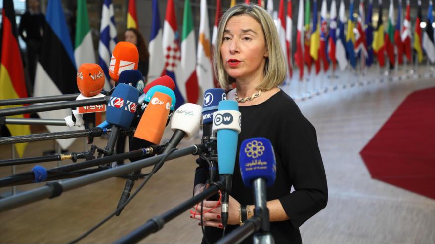 La jefa de la Diplomacia de la UE, Federica Mogherini, habla con la prensa en Bruselas, 13 de diciembre de 2018. (Foto: AFP)