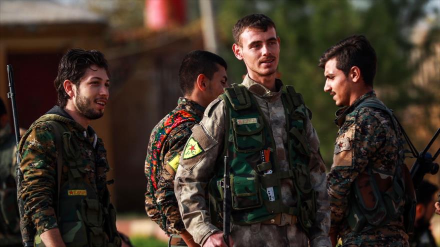 Miembros de las Unidades de Protección Popular (YPG) en Al-Qamishli, en el noreste de Siria, 6 de diciembre de 2018. (Foto: AFP)