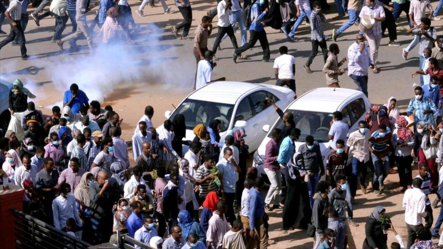 Sudaneses se manifiestan contra el Gobierno del presidente Omar al-Bashir. 