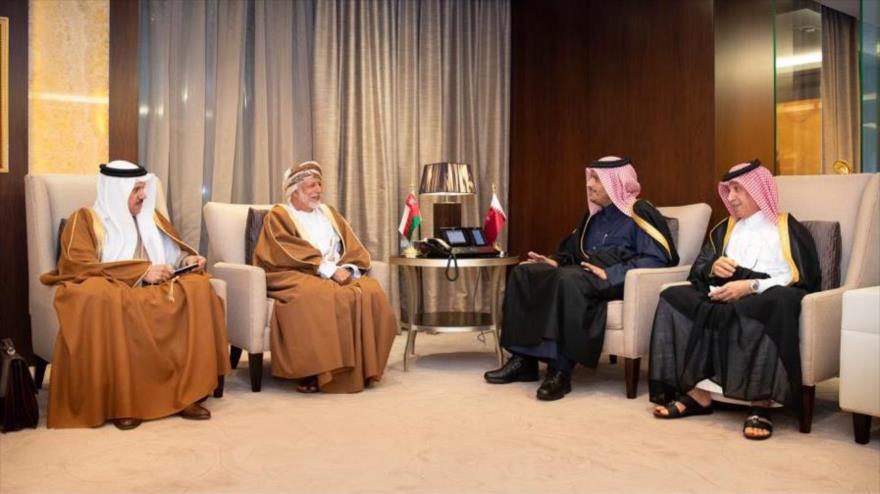 El canciller catarí (2º dcha.) recibe a su homólogo de Omán y al secretario general del CCG en Doha, capital de Catar, 12 de enero de 2019.