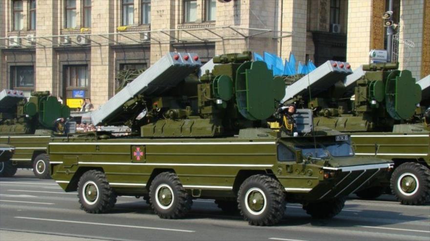 Sistema de misiles 9K33 Osa de Ucrania en una parada militar en Kiev.