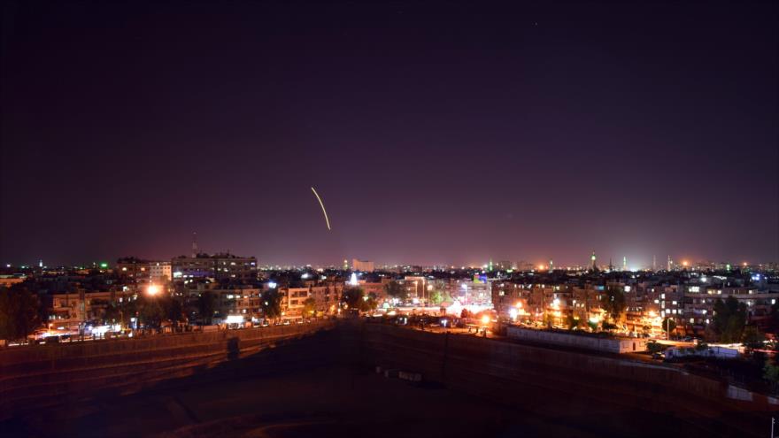 La defensa aérea siria responde a los misiles israelíes que apuntaban al aeropuerto internacional de Damasco, 15 de septiembre de 2018. (Foto: AFP)