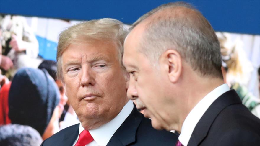 Presidentes de EE.UU., Donald Trump (izq.), y de Turquía, Recep Tayyip Erdogan, en una cumbre de la OTAN, Bruselas, 11 de julio de 2018. (Foto: AFP)