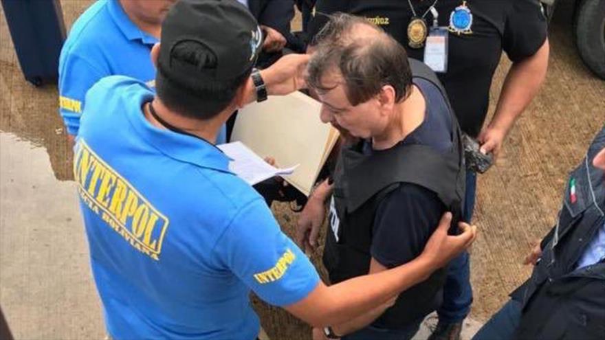 Prófugo italiano Césare Battisti, escoltado por agentes de la Interpol antes de abandonar Bolivia rumbo a Italia, 13 de enero de 2019. (Foto: AFP)