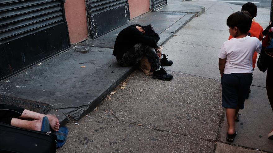 Una persona adicta a las drogas en las calles de Nueva York, EE.UU., 6 de octubre de 2017. (Foto: AFP)