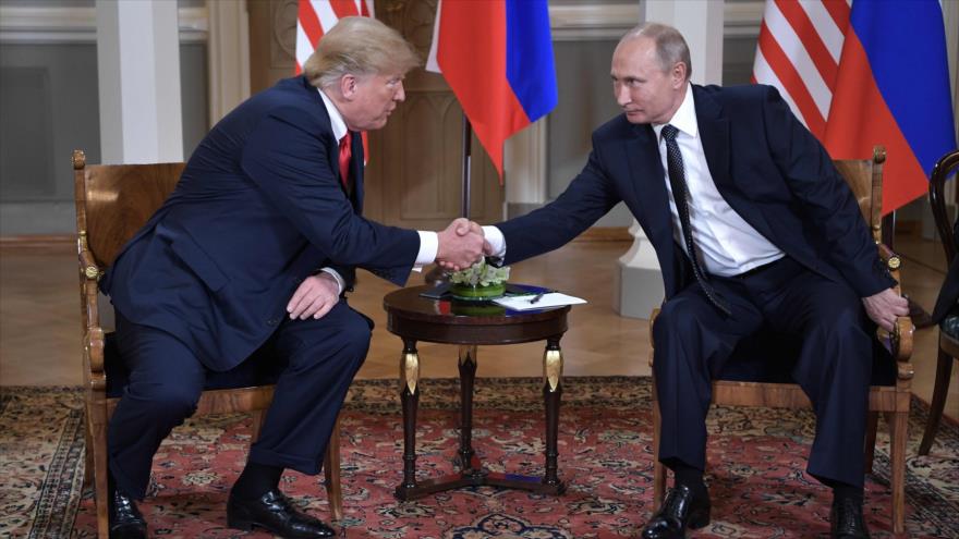 Los presidente de Rusia y de EE.UU., Vladimir Putin (dcha.), y Donald Trump, respectivamente, en Finlandia, 16 de julio de 2018. (Foto: AFP)