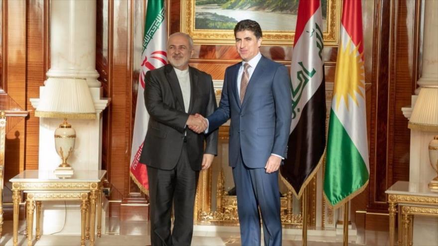El canciller iraní, Mohamad Yavad Zarif (izq.), le estrecha la mano al premier del Kurdistán iraquí, Nechirvan Barzani, en Erbil, 15 de enero de 2019.