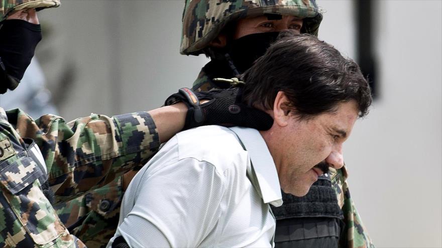 El capo narco mexicano Joaquín “Chapo” Guzmán Loera es escoltado por los marines cuando se presentó a la prensa el 22 de febrero de 2014. (Foto: AFP)
