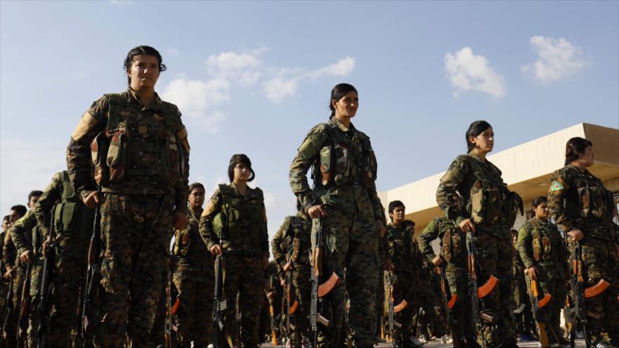Combatientes de las Fuerzas Democráticas Sirias (FDS) en un desfile militar en la ciudad de Qamishli, 11 de noviembre de 2018.