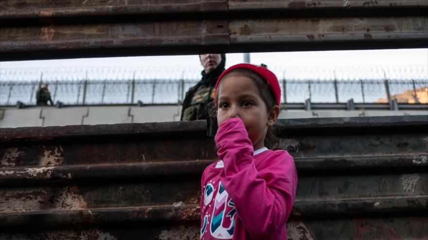 Una niña migrante centroamericana en frontera entre México y EE.UU., 15 de diciembre de 2018. (Foto: AFP)