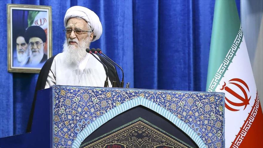 El ayatolá Mohamad Ali Movahedi Kermani ofrece el sermón de rezo del viernes en Teherán (capital persa), 18 de enero de 2018. (Foto: IRNA)