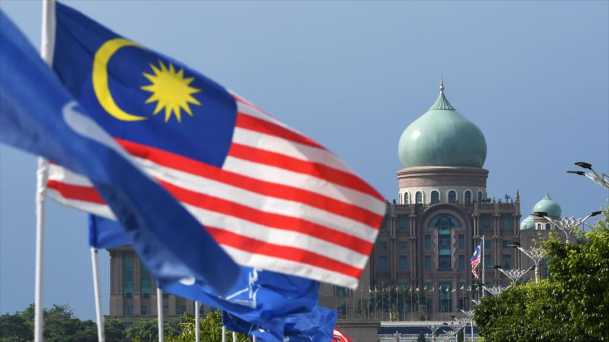 La bandera de Malasia ondea en el centro de Kuala Lumpur, la capital del país.