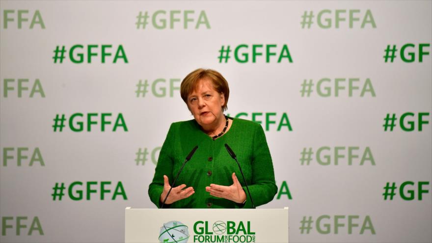 La canciller alemana, Angela Merkel, ofrece un discurso en un acto en Berlín, 18 de enero de 2019. (Foro: AFP)