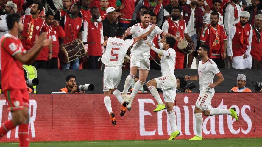 El centrocampista Alireza Yahanbajsh festeja su gol con otros jugadores iraníes en el partido frente a Omán, 20 de enero de 2019. (Foto: AFP)
