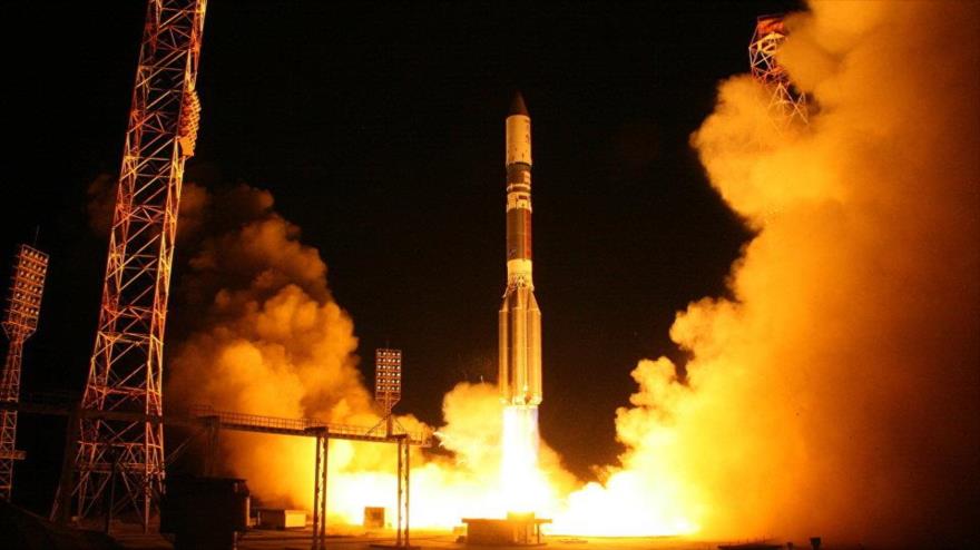 Cohete portador ruso Protón-M con un satélite Astra-2E a bordo. 