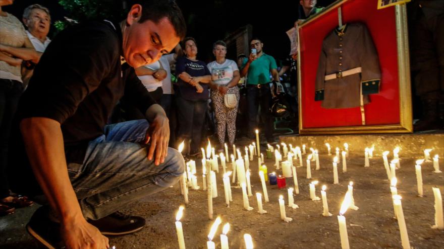 La gente coloca velas frente a la estación de policía atacada por la guerrilla ELN en la ciudad colombiana de Cucuta, 18 de enero de 2019. (Foto: AFP)