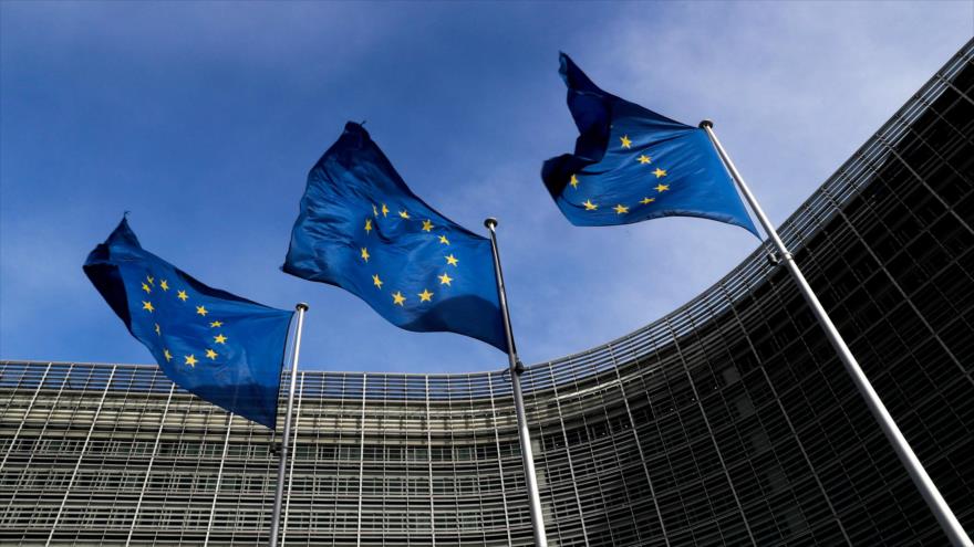 Banderas de la Unión Europea (UE) ondean fuera de la sede de la Comisión de la UE en Bruselas, Bélgica, 12 de marzo de 2018.