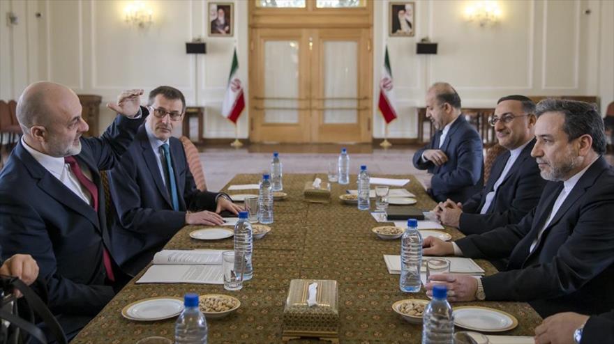 El vicecanciller iraní Seyed Abás Araqchi (dcha.), reunido con su par polaco, Maciej Lang (izda.), en Teherán, capital persa, 21 de enero de 2019.