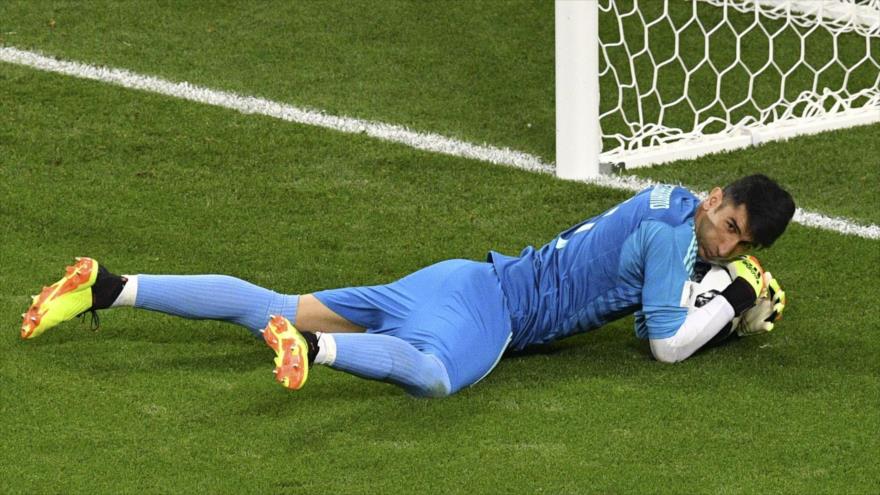 Vídeo: Portero iraní evita un penalti con ayuda de su compañero | HISPANTV