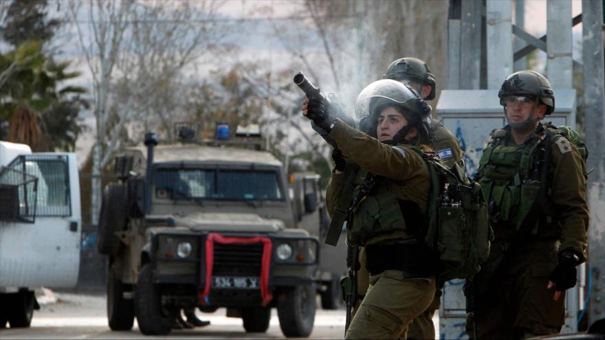 Soldados israelíes se enfrentan a manifestantes palestinos en una aldea en la ciudad de Beit Lahm en Cisjordania, 18 de enero de 2019. (Foto: AFP)