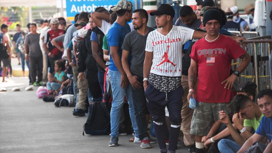 Centroamericanos que se dirigen a EE.UU. esperan que funcionarios mexicanos les entreguen su tarjeta, 21 de enero de 2019. (Foto: AFP)