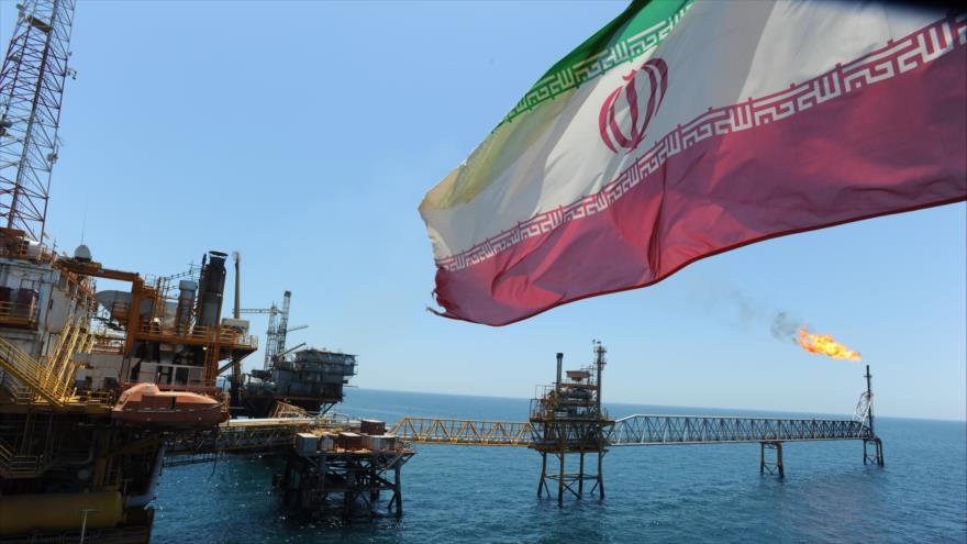 Una plataforma petrolera persa en el Golfo Pérsico, en el sur de Irán.