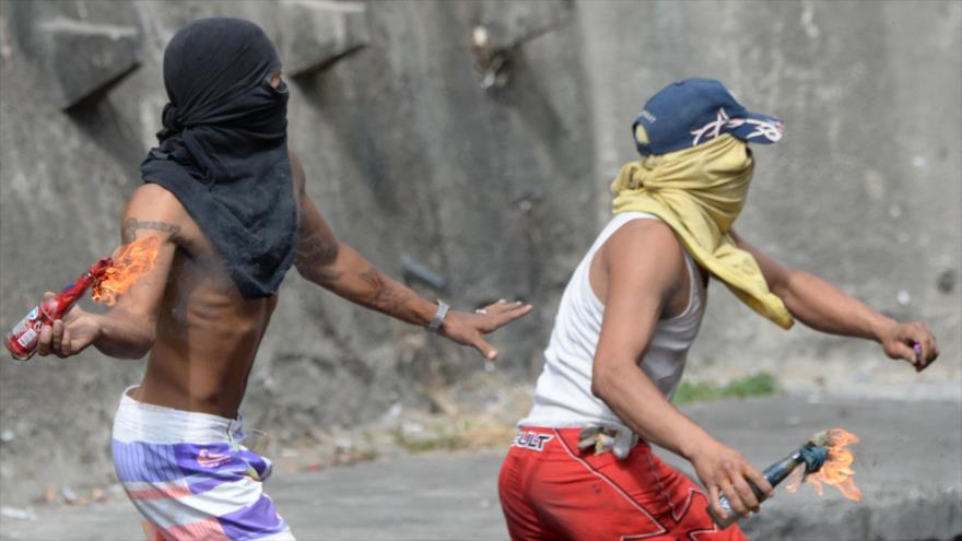 Grupos violentos atacan a las fuerzas de seguridad en Caracas