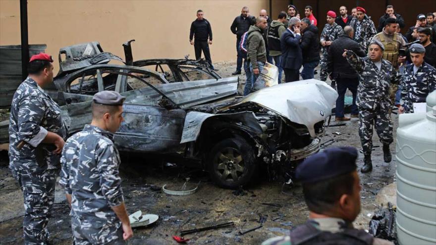 Fuerzas libanesas rodean el coche de Muhamad Hamdan, un alto funcionario de HAMAS, tras ser atacado en la ciudad de Sidón, 14 de enero de 2018.